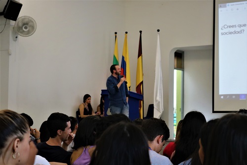 Imagen de la conferencia retos de la radio universitaria